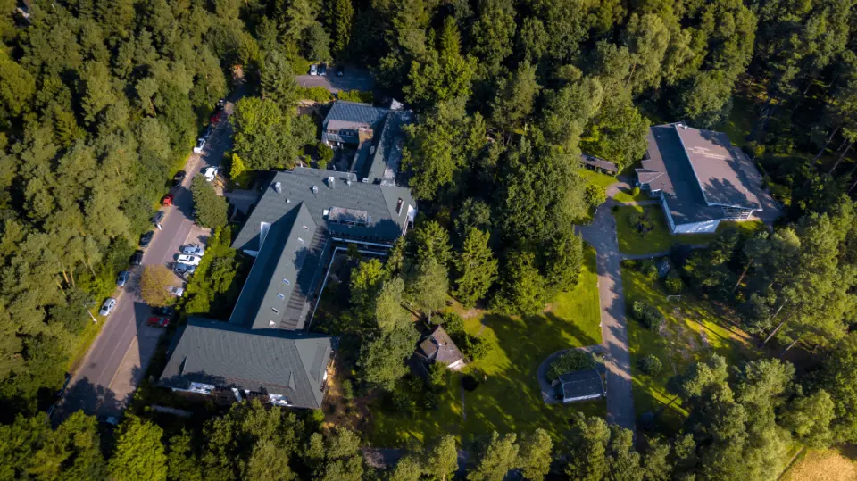 Hotel Zur Heidschnucke in Asendorf – Weitläufige Hotelanlage im Grünen aus der Vogelperspektive | Wellnesshotel Landkreis Harburg