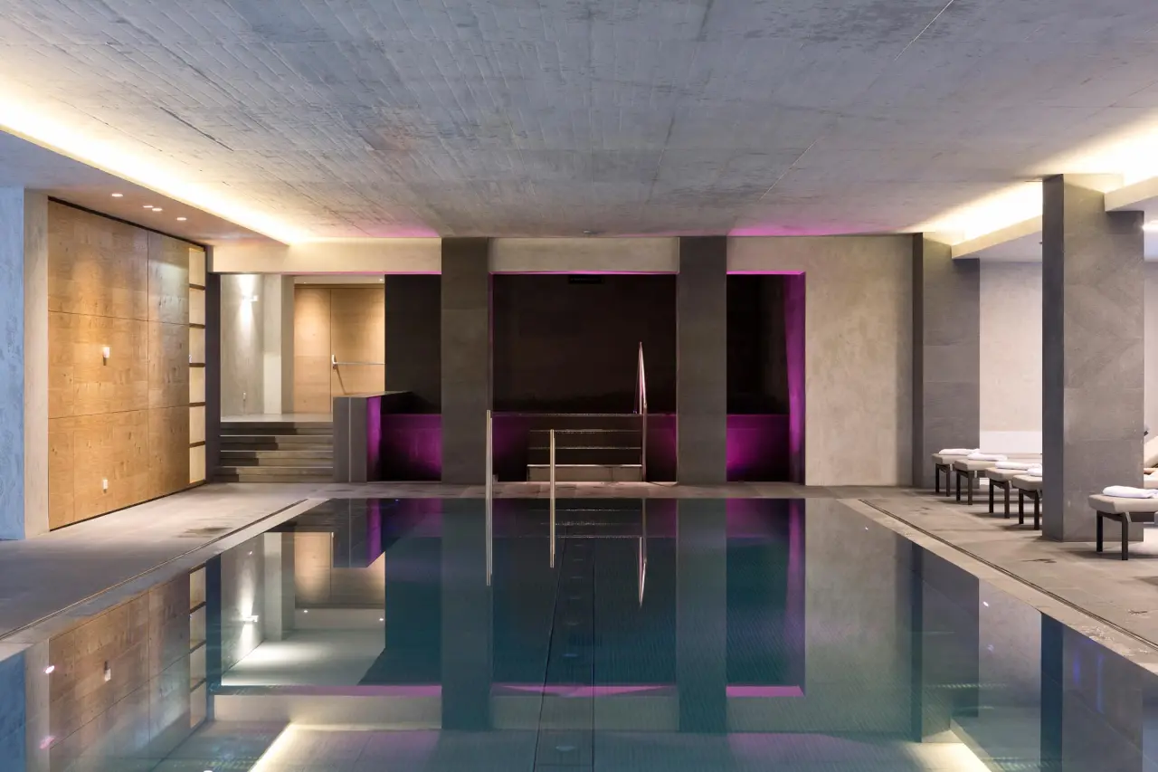 ElisabethHotel in Mayrhofen – Moderner Innenpool mit stilvoller Beleuchtung | Wellnesshotel Zillertal
