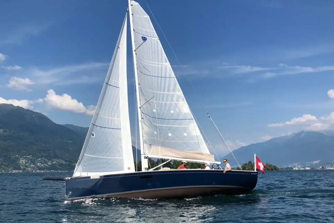Hotel Eden Roc Ascona in Ascona – Segelboot auf dem See mit Bergpanorama | Wellnesshotel Ascona