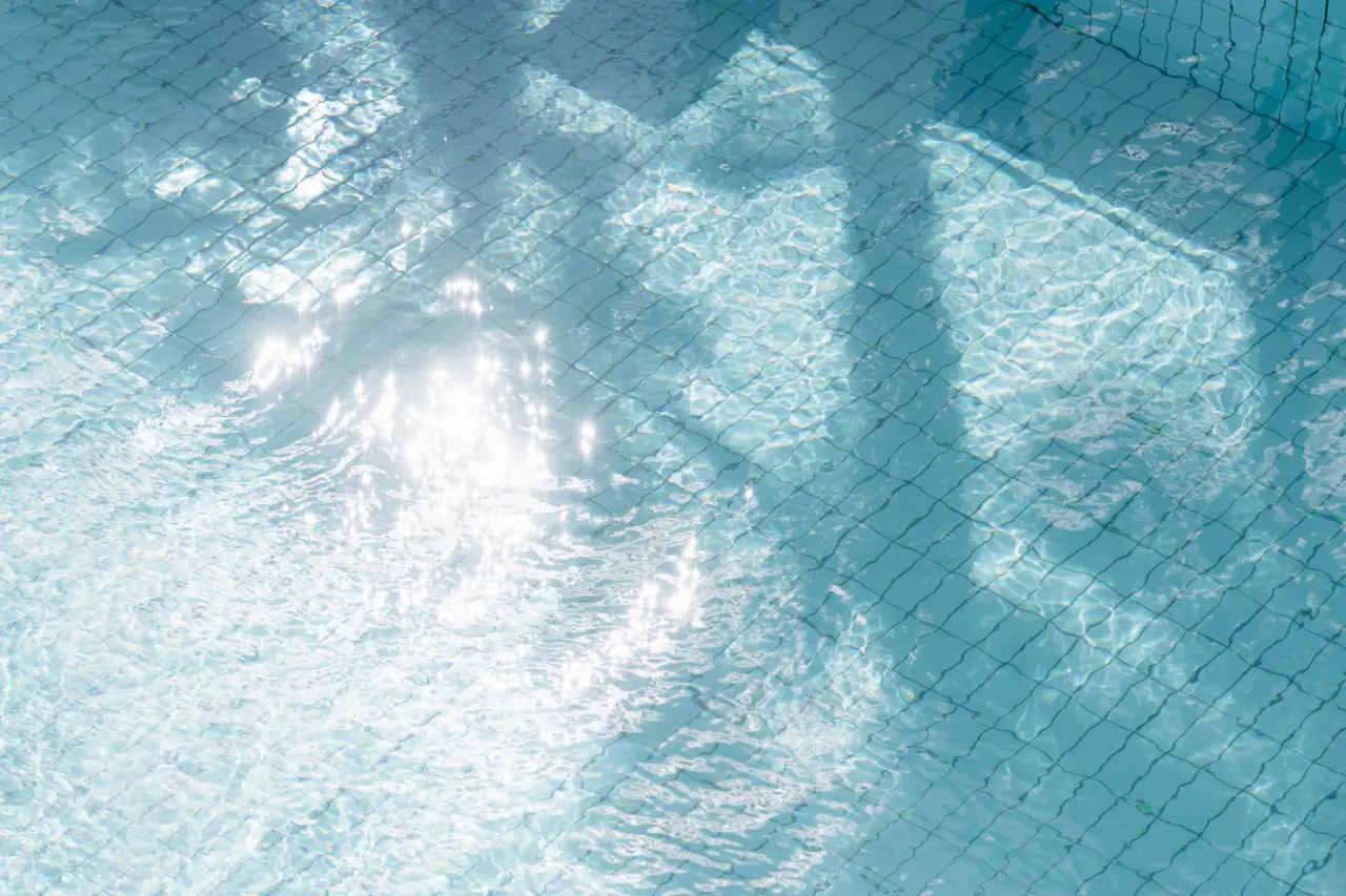 Hotel Eden Roc Ascona in Ascona – Türkisblaues Poolwasser mit Sonnenreflexionen | Wellnesshotel Ascona