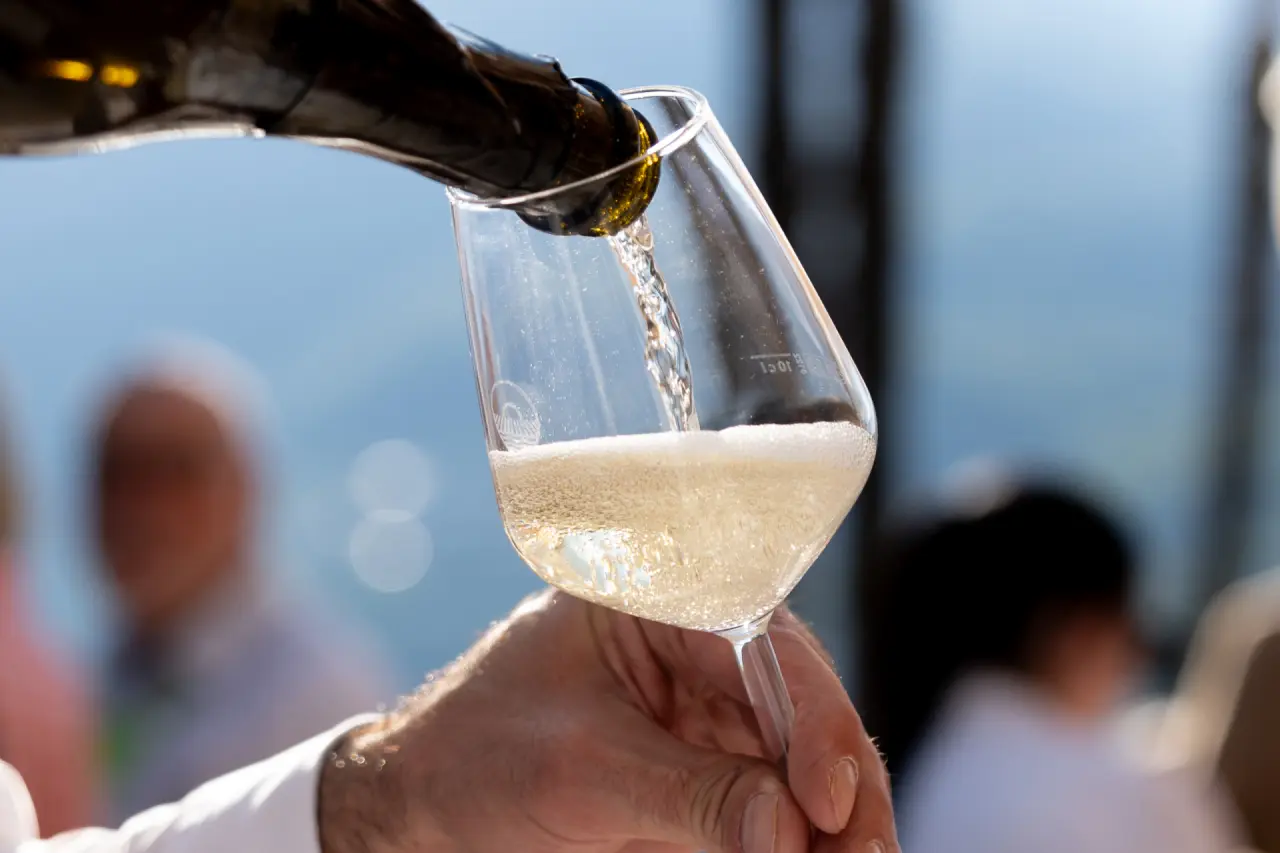 Hotel Eden Roc Ascona in Ascona – Sekt wird in ein Glas eingeschenkt | Wellnesshotel Ascona