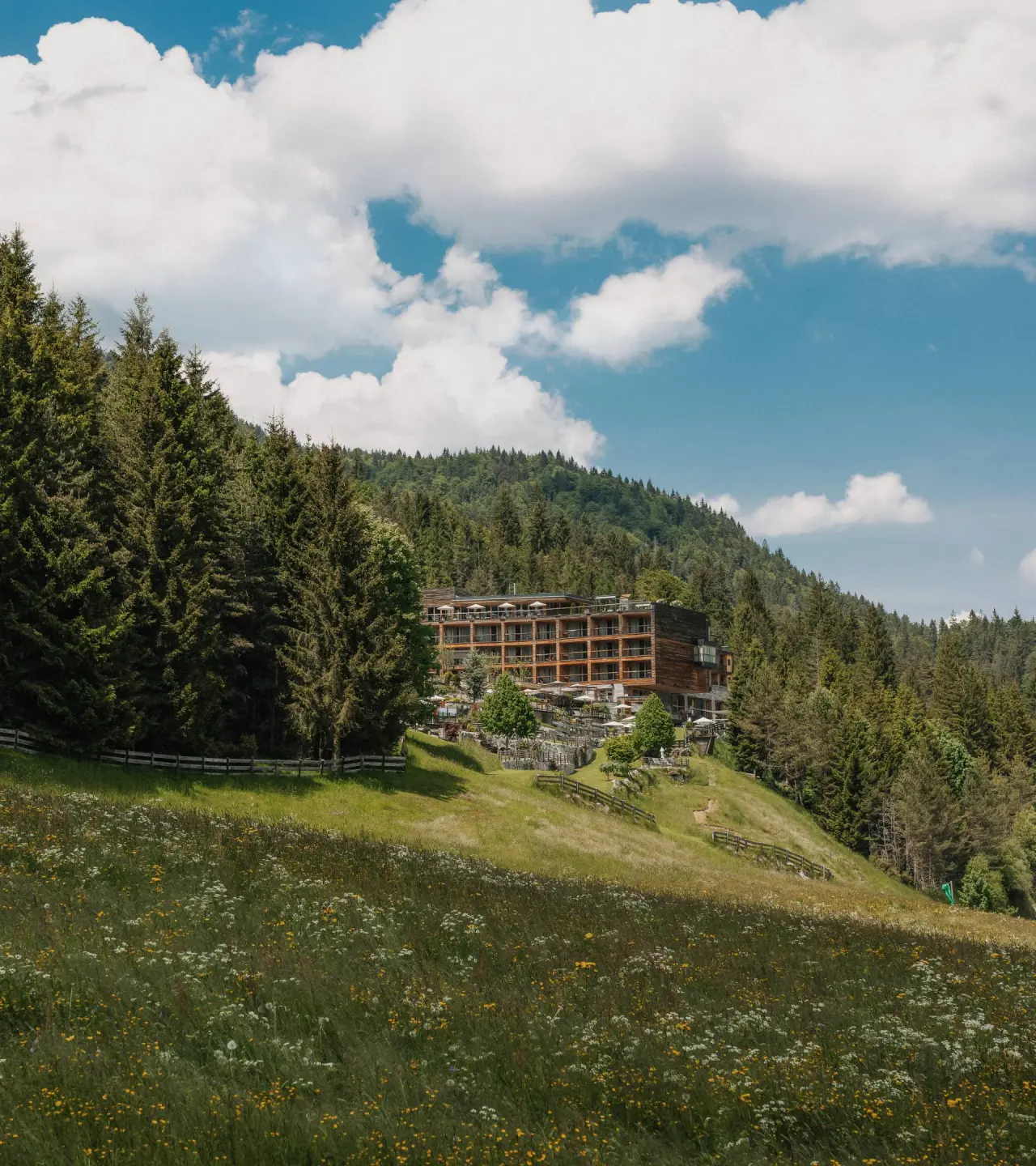 DAS KRONTHALER****S in Achenkirch – Hotelgebäude eingebettet in die Natur am Berg | Wellnesshotel Tirol