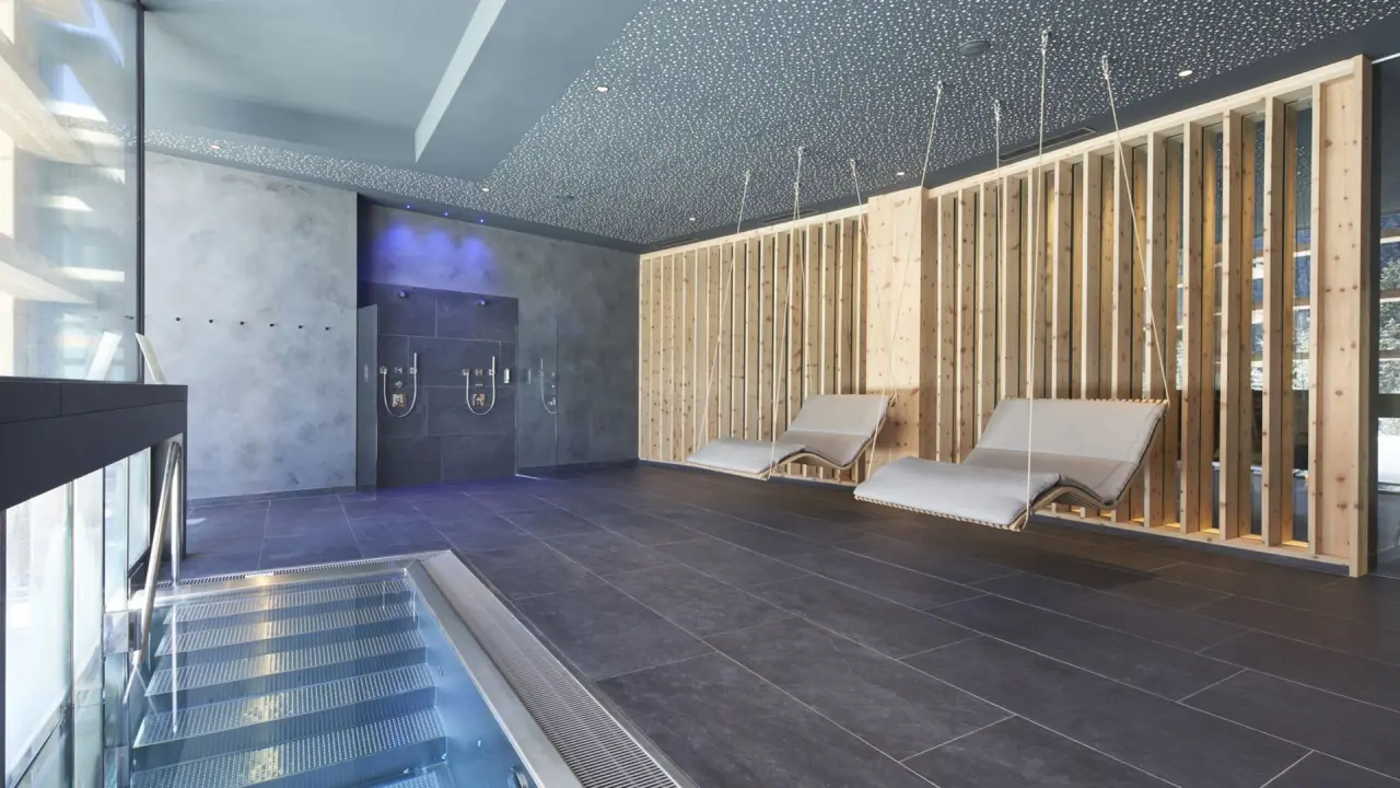Hotel Cristallo in Corvara in Badia – Moderner Spa-Ruhebereich mit Hängesesseln und Duschen | Wellnesshotel Dolomiten
