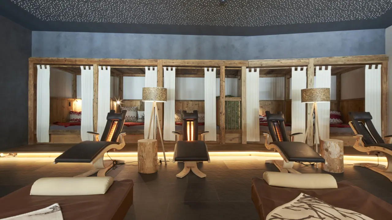 Hotel Cristallo - Wellness Mountain Living in Corvara in Badia – Gemütlicher Ruheraum mit Infrarotliegen und Himmelbetten | Wellnesshotel Dolomiten