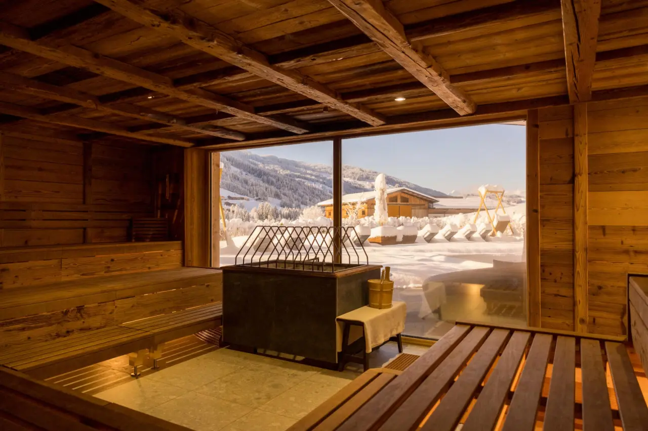 Alpbacherhof****s in Alpbach – Panorama-Sauna mit Bergblick im Winter | Wellnesshotel Tirol
