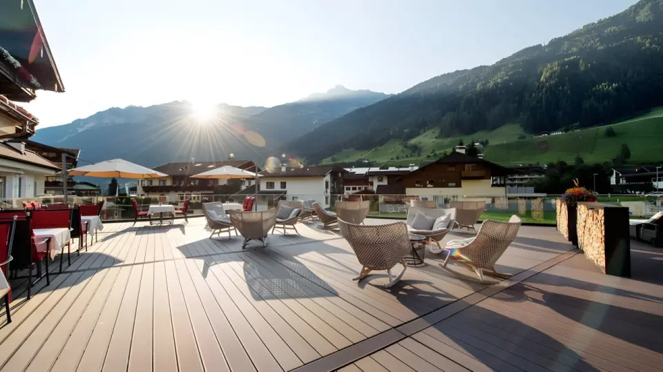 Activhotel Bergkönig in Neustift – Sonnenterrasse mit bequemen Sitzgelegenheiten und Bergblick | Wellnesshotel Stubaital