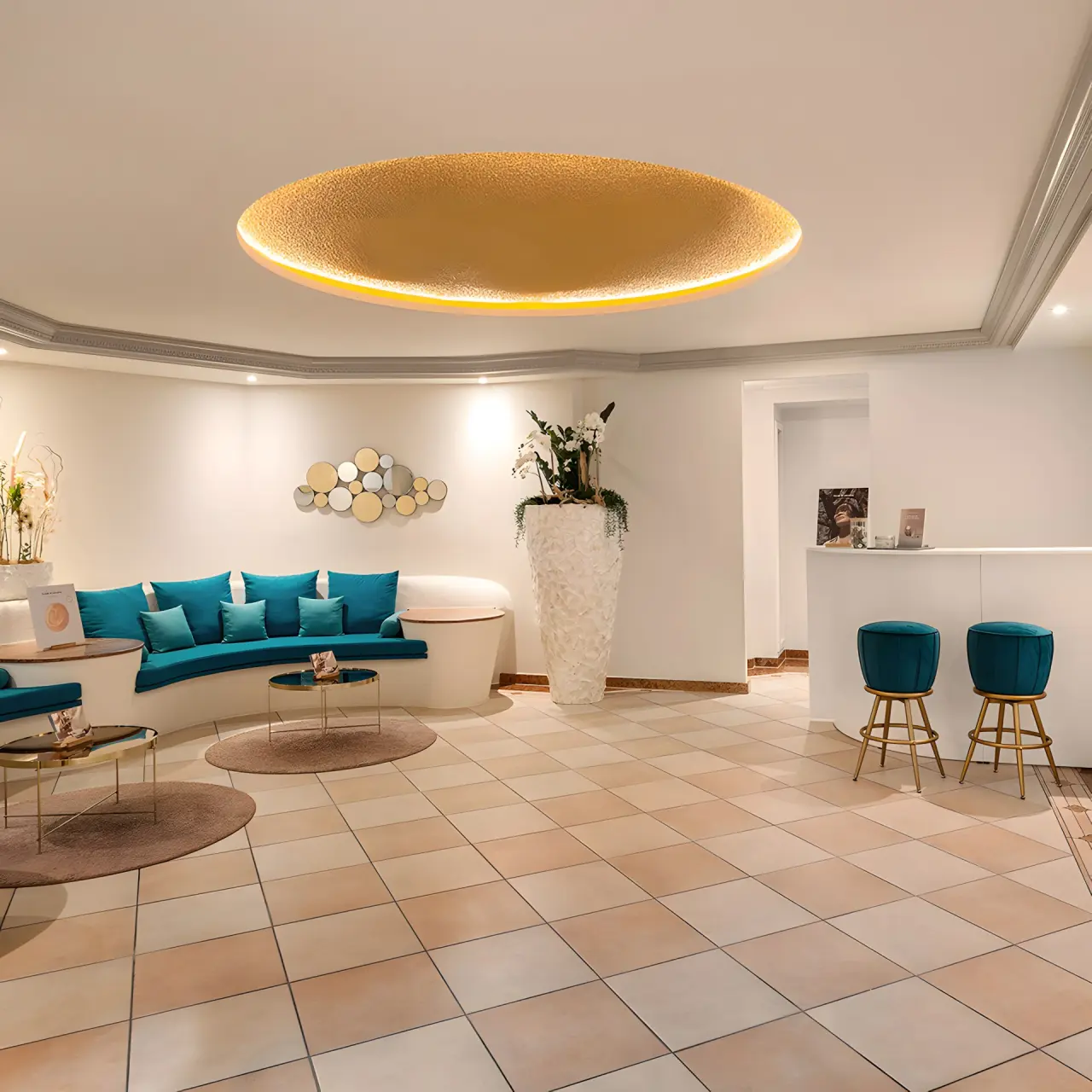Treschers Schwarzwaldhotel in Titisee-Neustadt – Moderne Lobby mit Rezeption und Sitzbereich | Wellnesshotel Schwarzwald