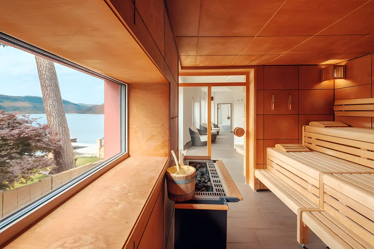 Treschers Schwarzwaldhotel in Titisee-Neustadt – Panorama-Sauna mit Blick auf den Titisee | Wellnesshotel Schwarzwald