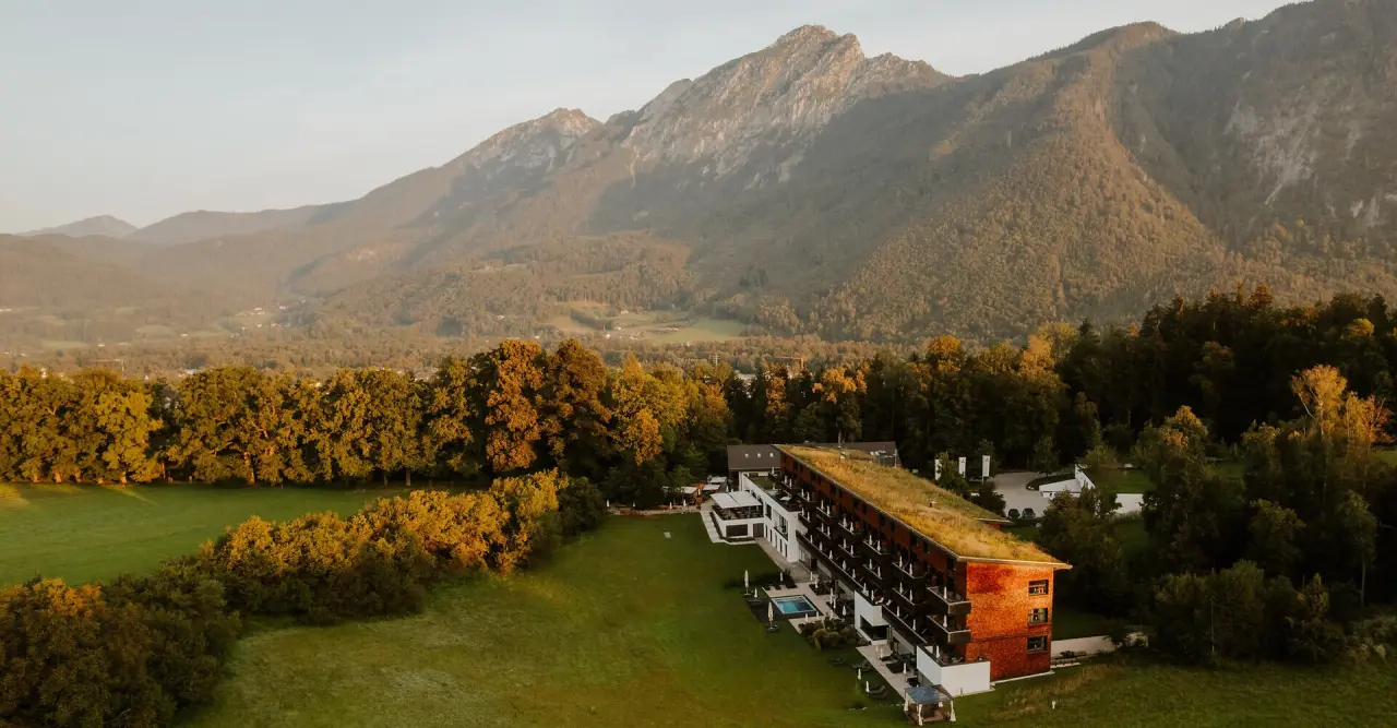 Klosterhof in Bayerisch Gmain – Luftaufnahme des Hotels inmitten der Bayerischen Alpen | Wellnesshotel Bayerische Alpen