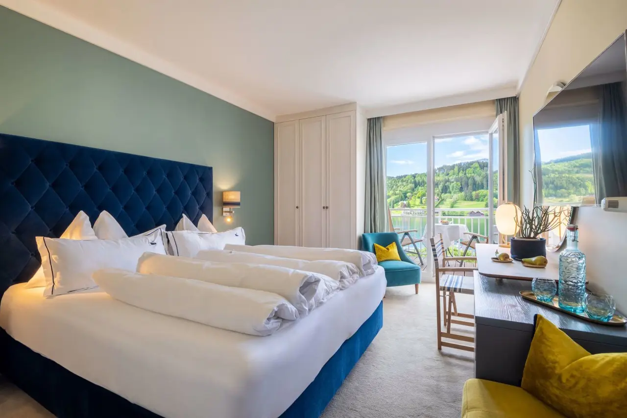 KOLLERs Hotel in Seeboden am Millstätter See – Komfortables Doppelzimmer mit Seeblick und Balkon | Wellnesshotel Kärnten