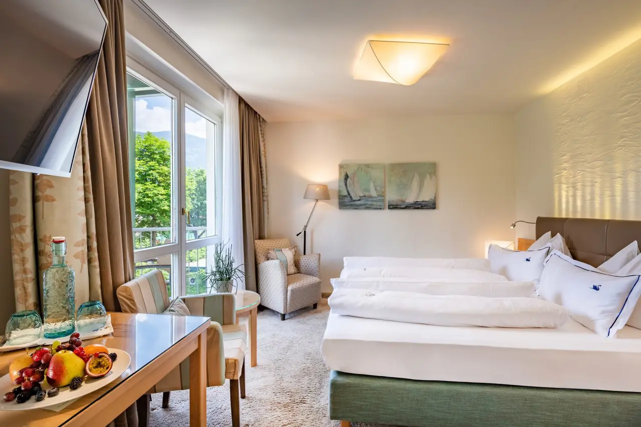KOLLERs Hotel in Seeboden am Millstätter See – Helles Doppelzimmer mit Balkon und Bergblick | Wellnesshotel Kärnten