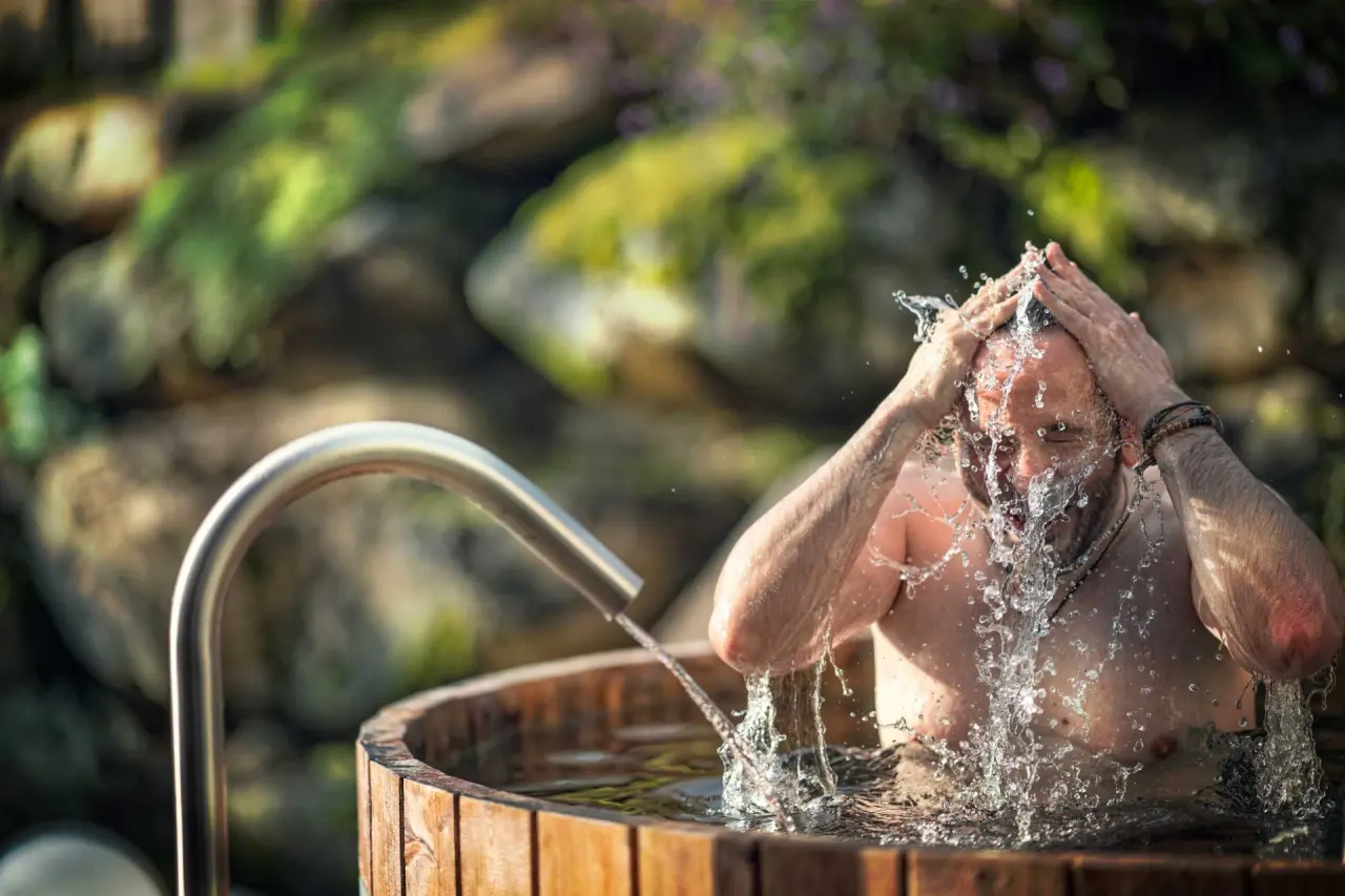 Wellnesshotel Lindenwirt in Drachselsried – Mann genießt Bad im Holzzuber | Wellnesshotel Bodenmais