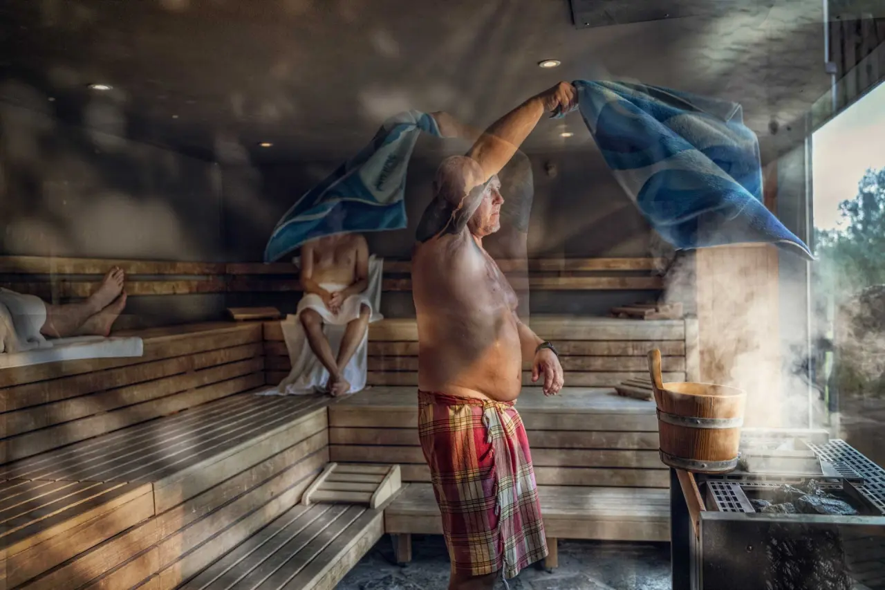 Wellnesshotel Lindenwirt in Drachselsried – Dynamischer Aufguss in der Sauna mit Gästen | Wellnesshotel Bayerischer Wald