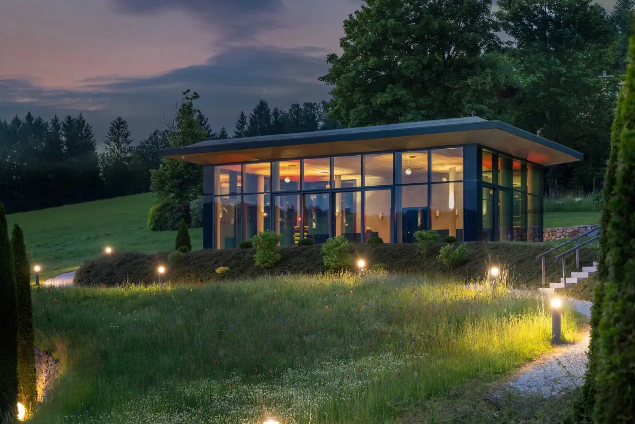 Wellnesshotel Lindenwirt in Drachselsried – Modernes Spa-Gebäude bei Sonnenuntergang | Wellnesshotel Bayerischer Wald