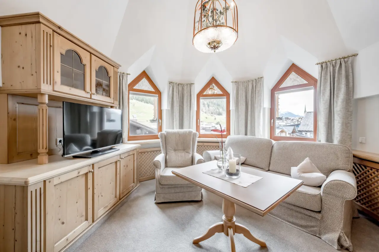 Hotel Trofana Royal in Ischgl – Gemütlicher Wohnbereich im traditionellen Stil | Wellnesshotel Tirol