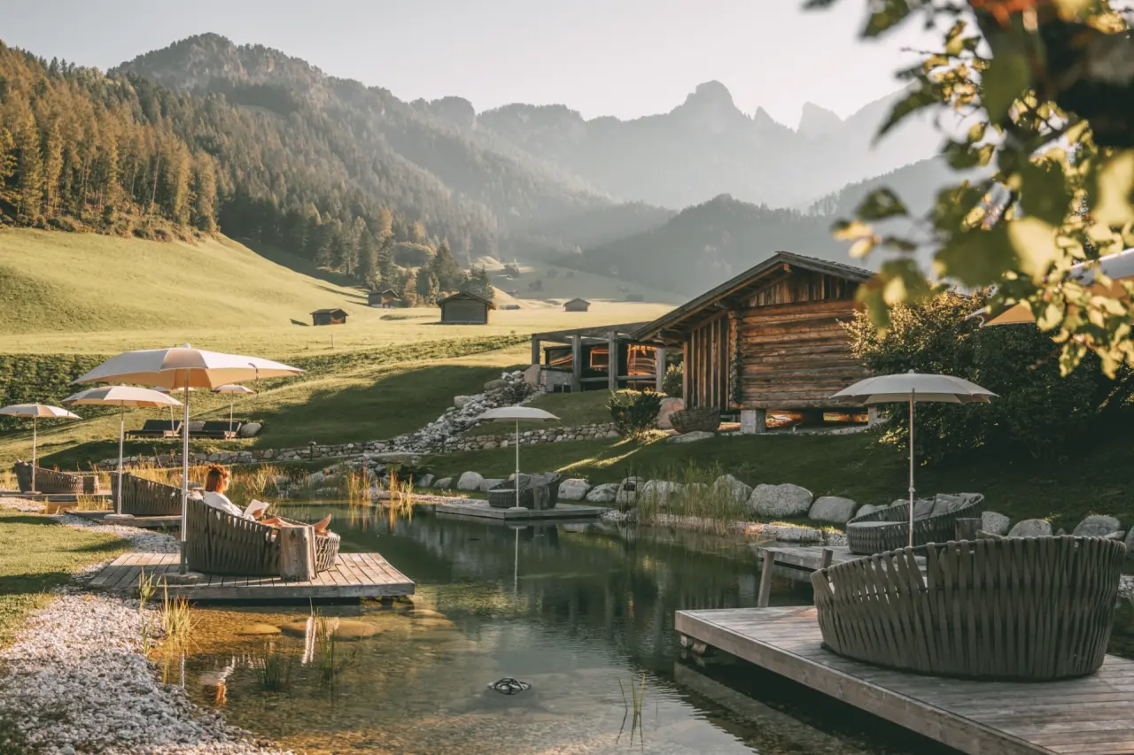 Cyprianerhof Dolomit Resort in Welschnofen – Naturbadeteich mit Liegebereichen und Bergblick | Wellnesshotel Südtirol