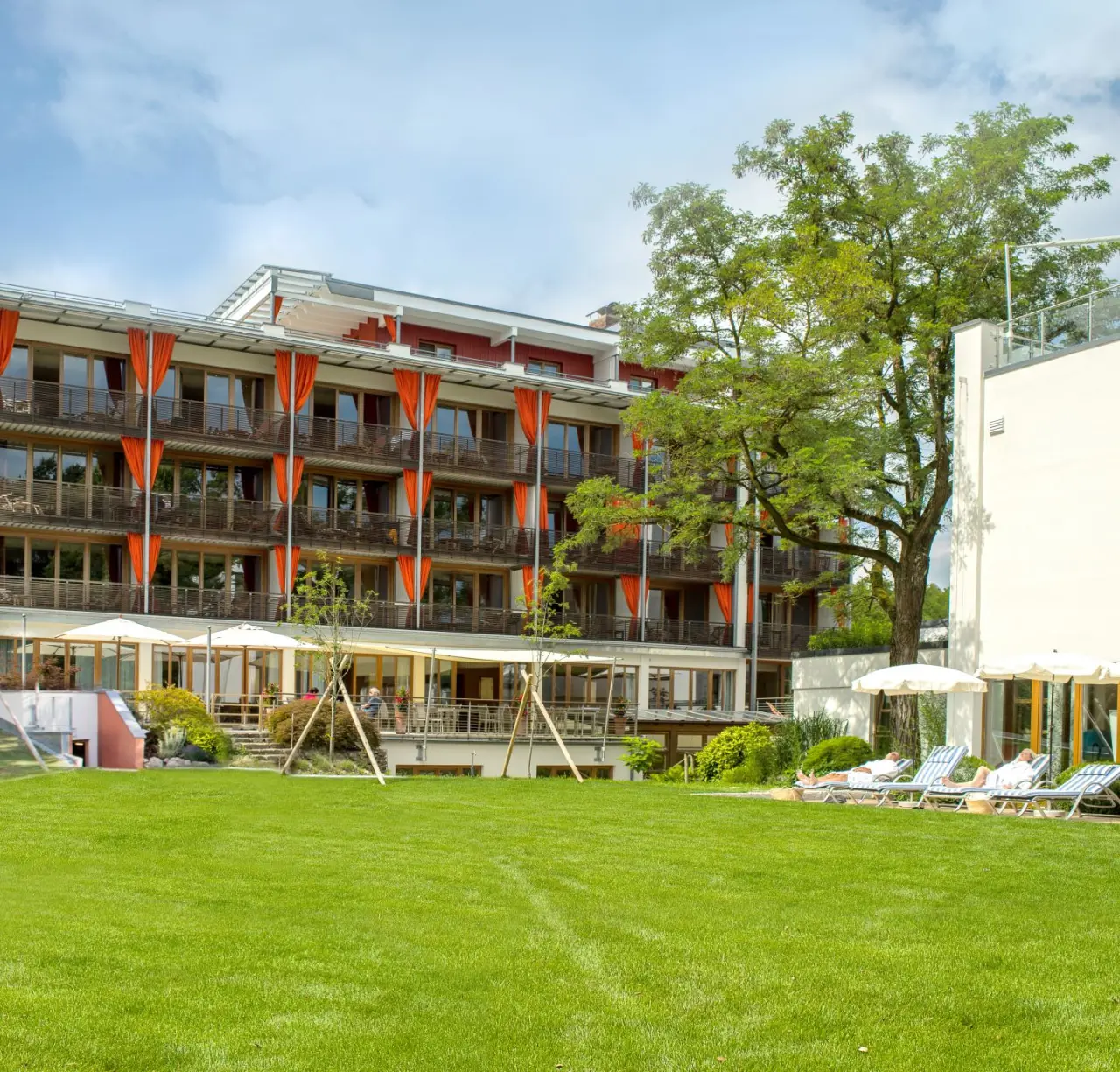 Bio-Thermalhotel Falkenhof**** in Bad Füssing – Außenansicht mit großem Garten und Liegewiese | Wellnesshotel Niederbayern