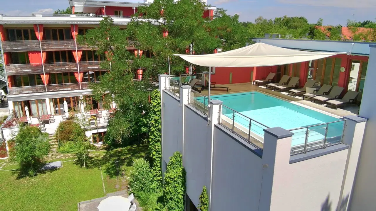 Bio-Thermalhotel Falkenhof**** in Bad Füssing – Hotelansicht mit Dachpool und Garten | Wellnesshotel Niederbayern