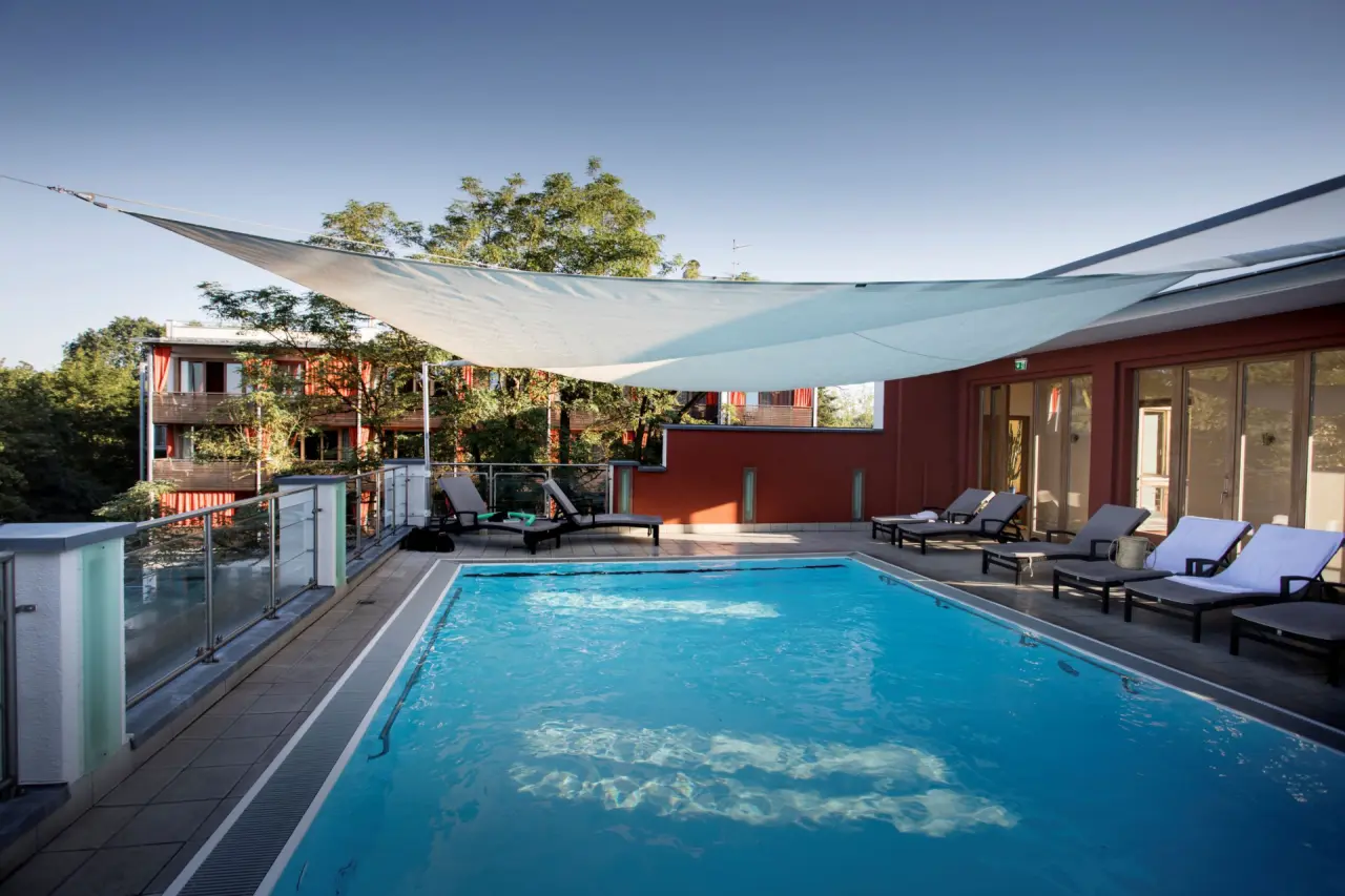 Bio-Thermalhotel Falkenhof**** in Bad Füssing – Sonniger Dachpool mit Liegebereich | Wellnesshotel Niederbayern