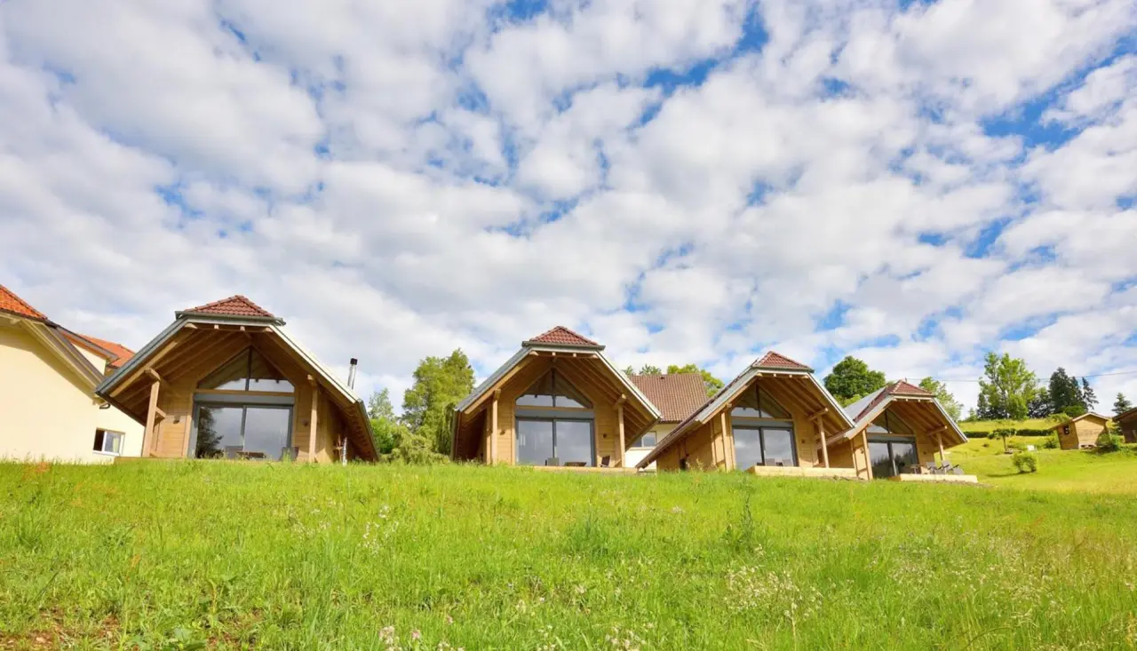 Hotel Rößle in Todtmoos – Moderne Holzchalets auf grüner Wiese unter blauem Himmel | Wellnesshotel Schwarzwald