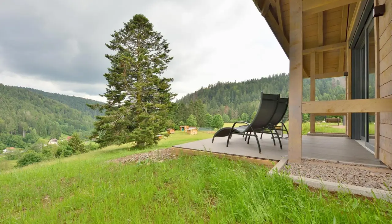 Hotel Rößle in Todtmoos – Terrasse mit Liegestuhl und Blick auf die bewaldeten Hügel | Wellnesshotel Schwarzwald