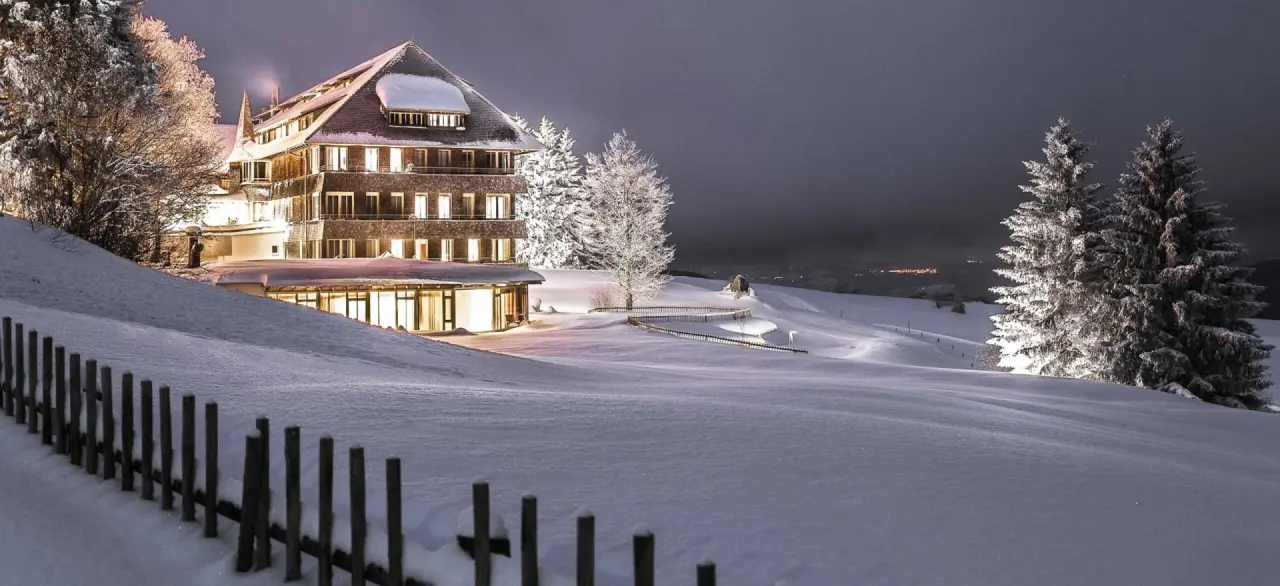 Hotel Die Halde in Oberried-Hofsgrund – Winterliche Außenansicht bei Nacht | Wellnesshotel Schwarzwald