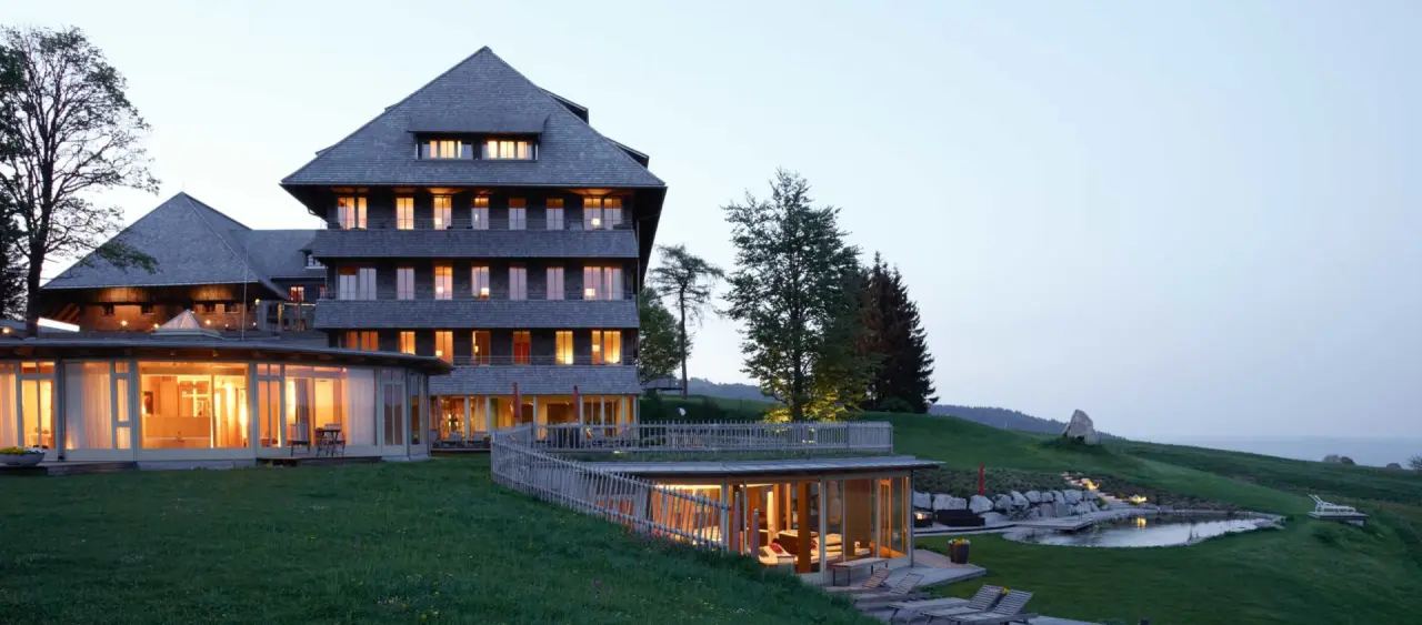 Hotel Die Halde in Oberried-Hofsgrund – Hotelgebäude mit Naturbadeteich im Grünen | Wellnesshotel Schwarzwald