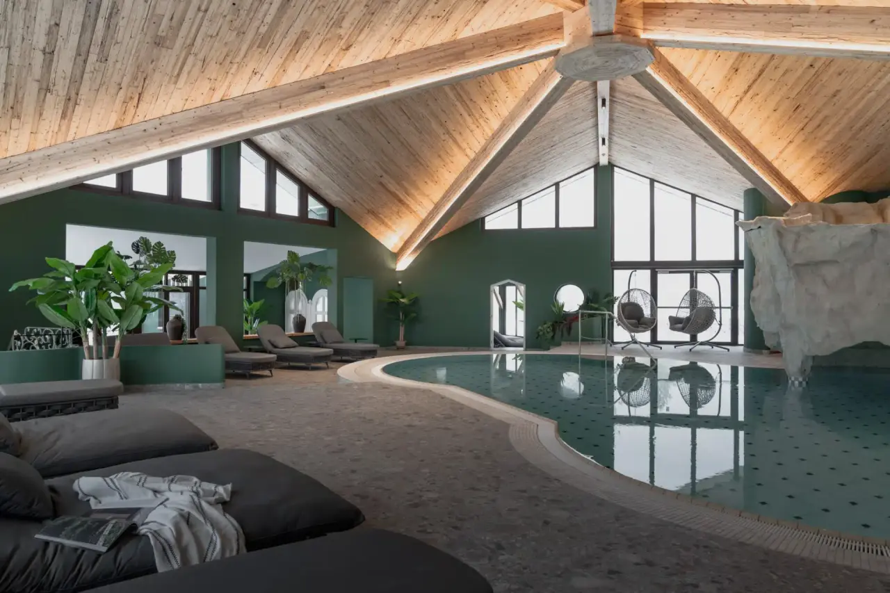 Hotel Alpenrose in Elbigenalp – Stilvoller Innenpoolbereich mit Liegeflächen | Wellnesshotel Lechtal