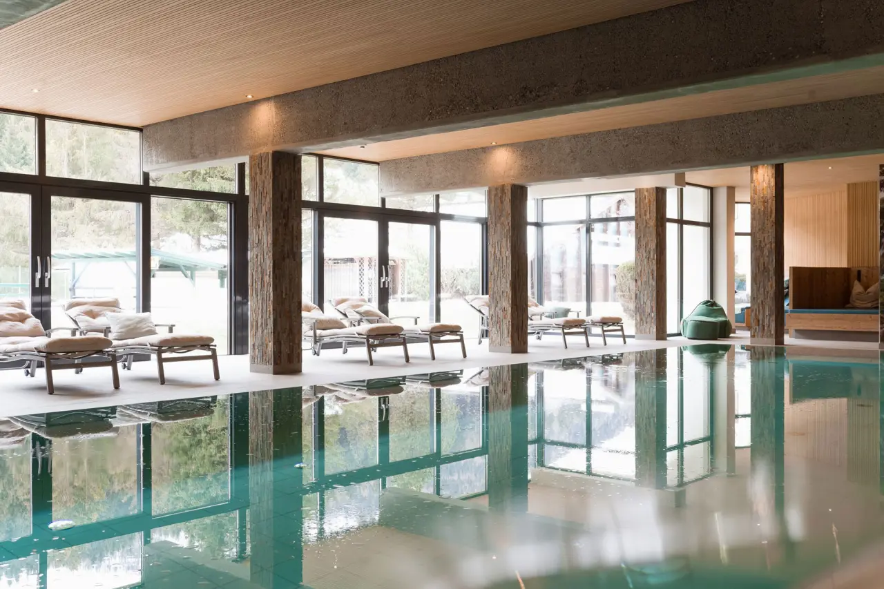 Hotel DIE POST in Bad Kleinkirchheim – Moderner Innenpool mit Liegebereich und Ausblick | Wellnesshotel Kärnten