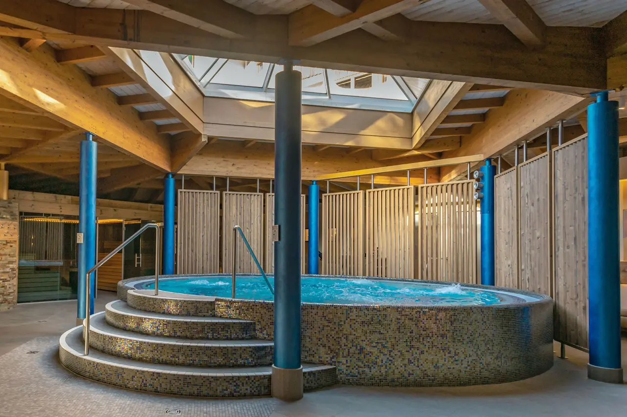 Hotel DIE POST in Bad Kleinkirchheim – Großer Whirlpool mit Holzarchitektur im Spa-Bereich | Wellnesshotel Kärnten