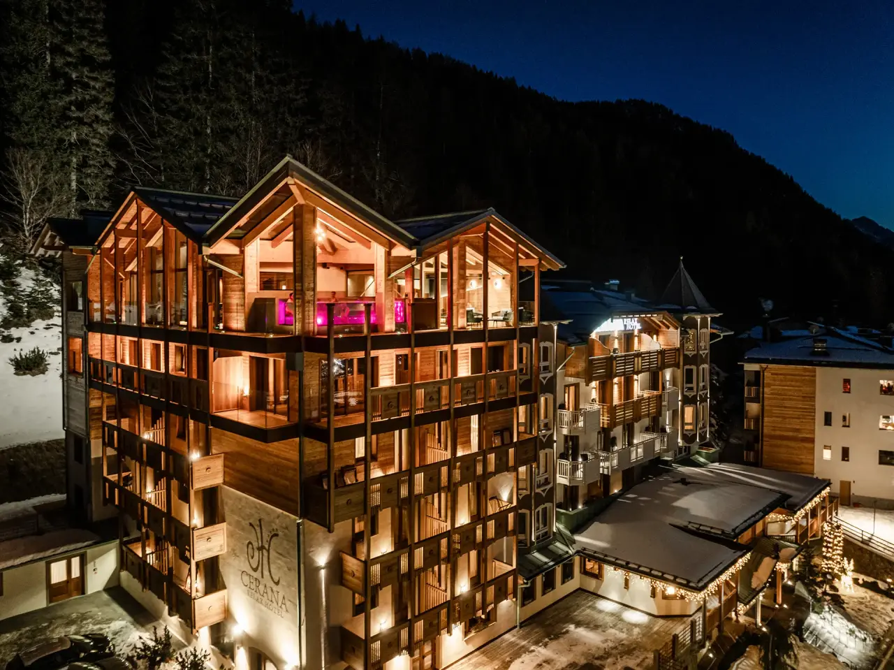 Cerana Relax Hotel in Madonna di Campiglio – Beleuchtete Fassade bei Nacht im Schnee | Wellnesshotel Dolomiten