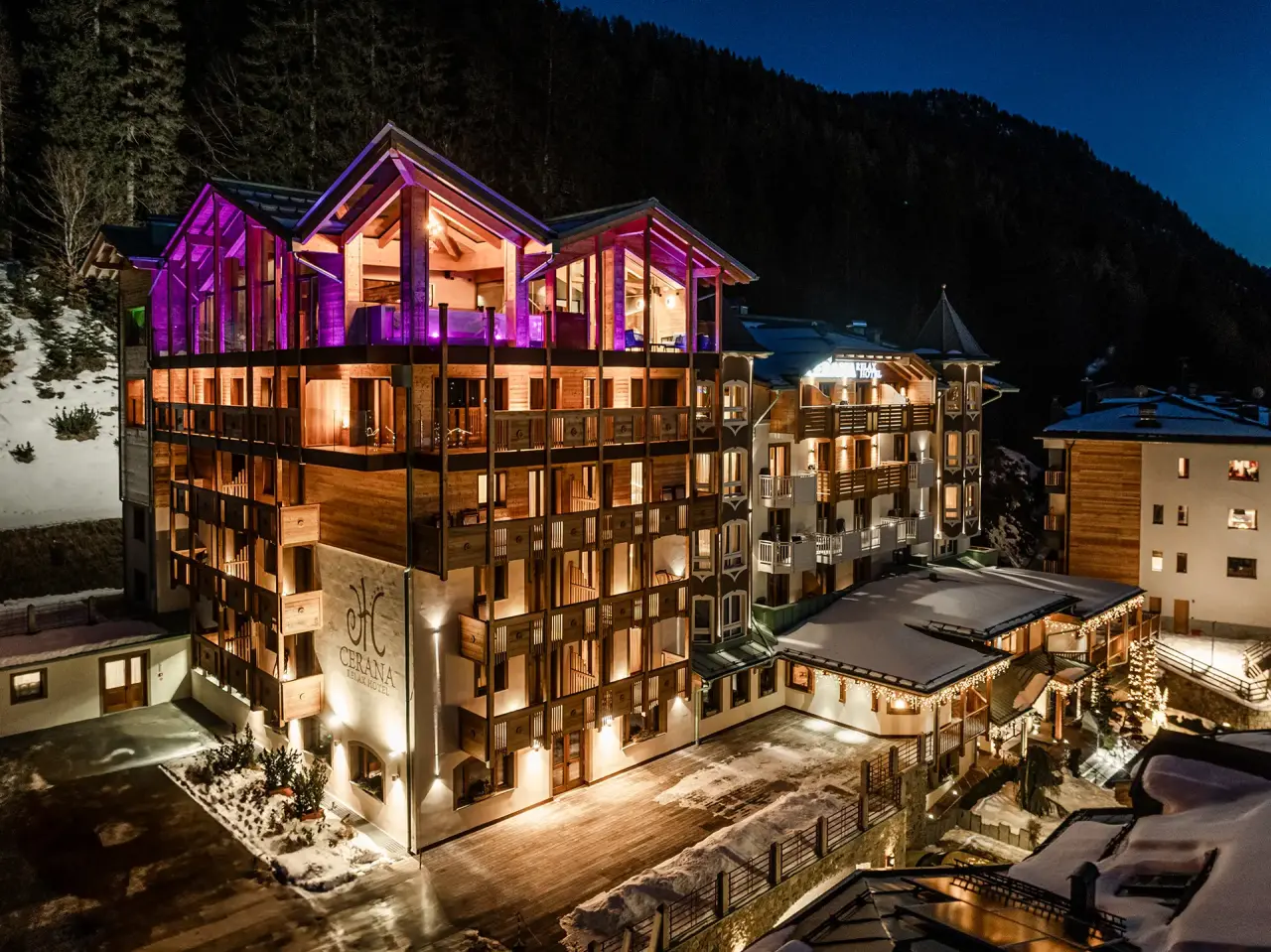 Cerana Relax Hotel in Madonna di Campiglio – Gesamtansicht des Hotels bei Nacht im Schnee | Wellnesshotel Dolomiten