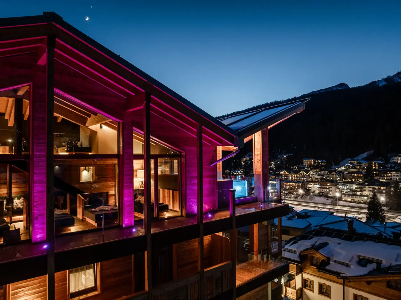 Cerana Relax Hotel in Madonna di Campiglio – Außenpool auf dem Balkon mit lila Beleuchtung | Wellnesshotel Dolomiten