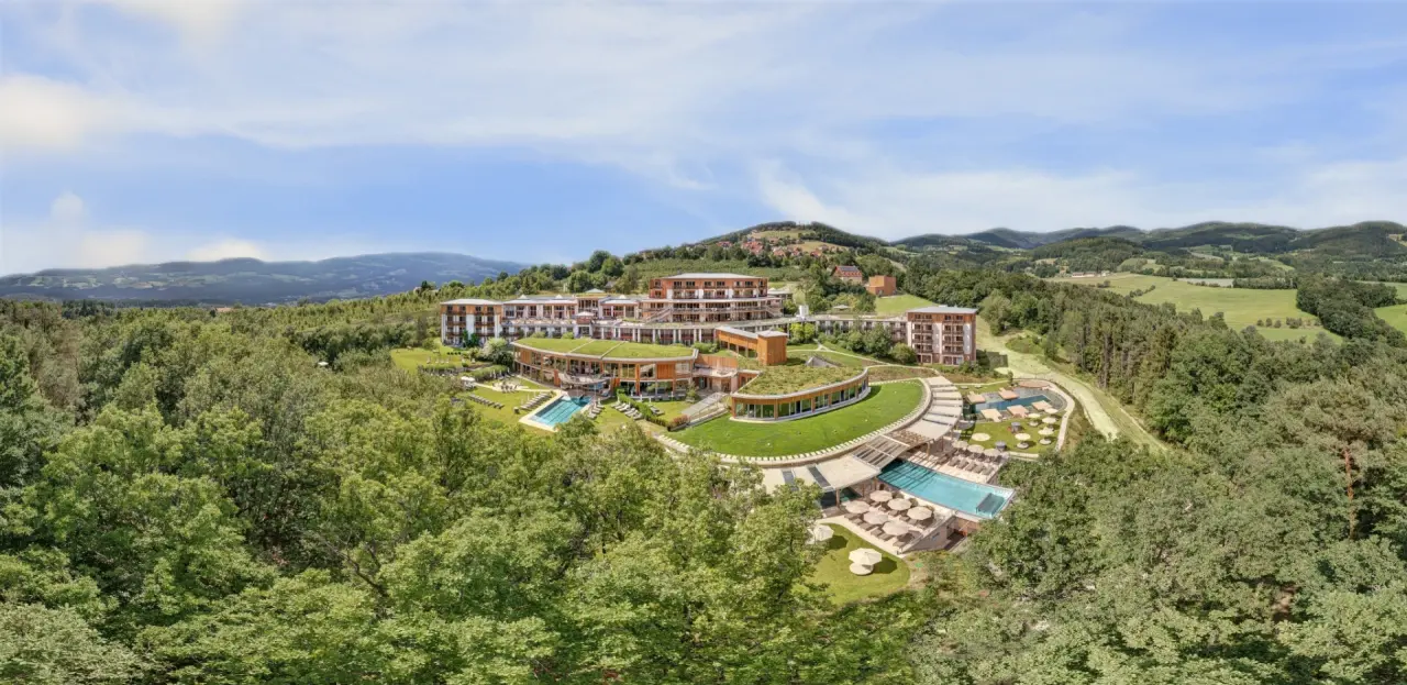 RETTER Bio-Natur-Resort in Pöllauberg – Panorama-Luftaufnahme des Resorts mit Pools | Wellnesshotel Steiermark
