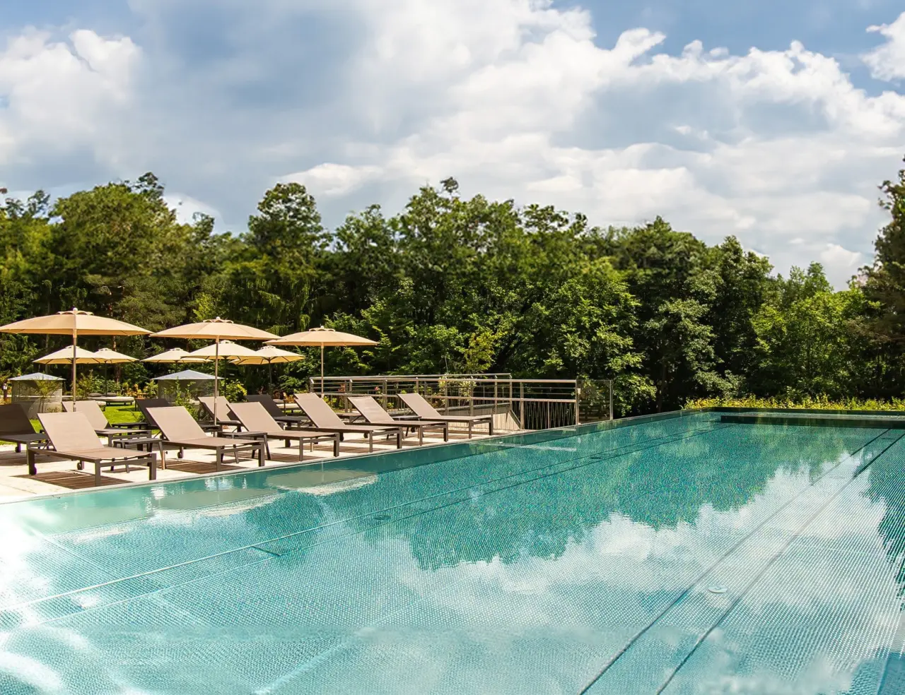 RETTER Bio-Natur-Resort in Pöllauberg – Außenpool mit bequemen Liegen und Naturkulisse | Wellnesshotel Steiermark