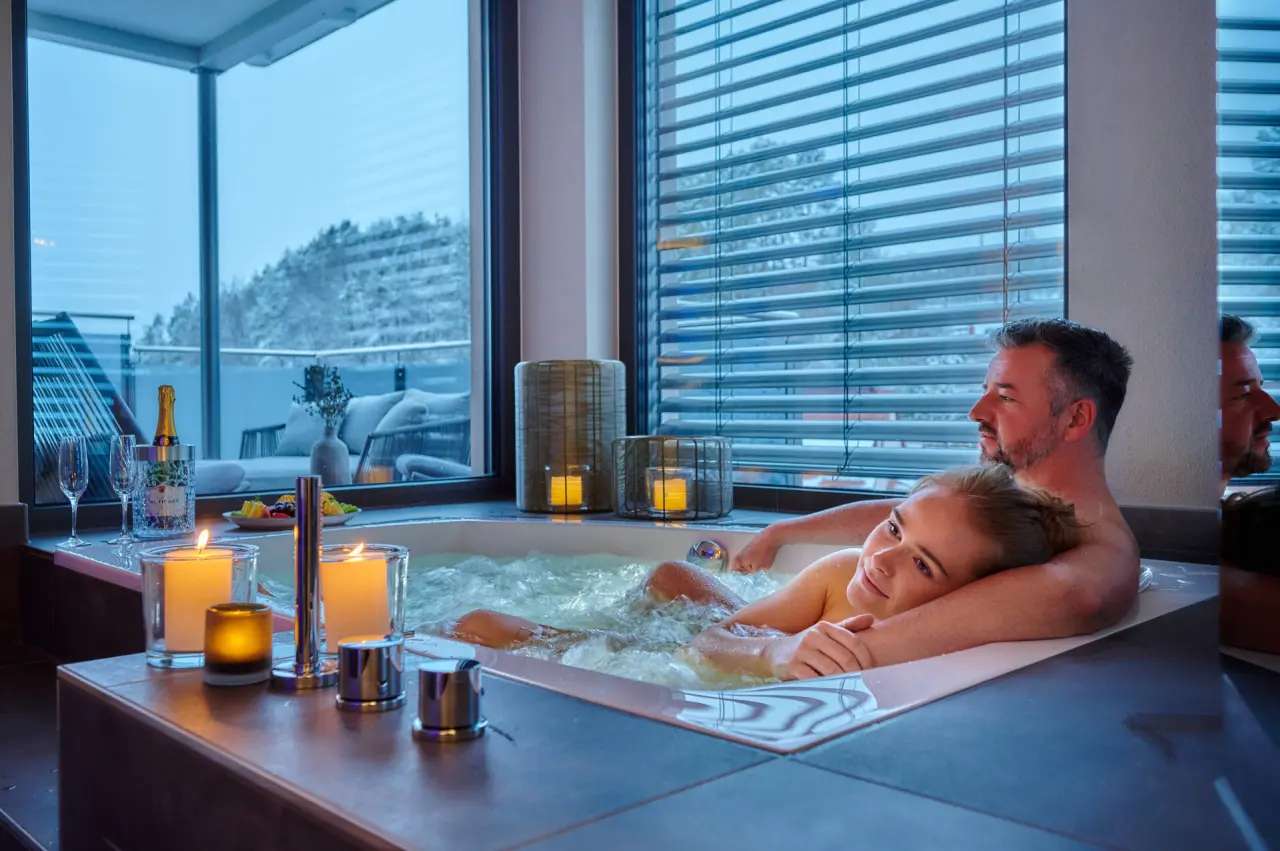 Wellnesshotel Sternwirt in Weigendorf – Paar entspannt im Whirlpool mit Kerzenlicht | Wellnesshotel zwischen Nürnberg und Amberg