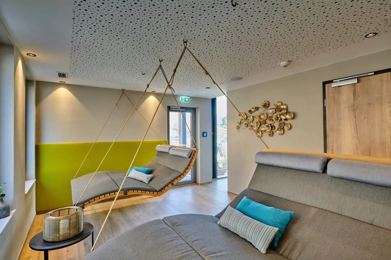 Wellnesshotel Sternwirt in Weigendorf – Moderner Ruheraum mit Hängesesseln im Spa-Bereich | Wellnesshotel zwischen Nürnberg und Amberg