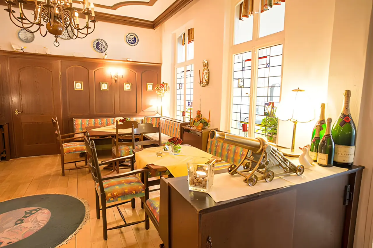Nordseehotel Freese in Nordseeheilbad Juist – Gemütlicher Restaurantbereich mit traditionellem Ambiente | Wellnesshotel Nordsee