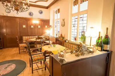 Nordseehotel Freese in Nordseeheilbad Juist – Gemütlicher Restaurantbereich mit traditionellem Ambiente | Wellnesshotel Nordsee