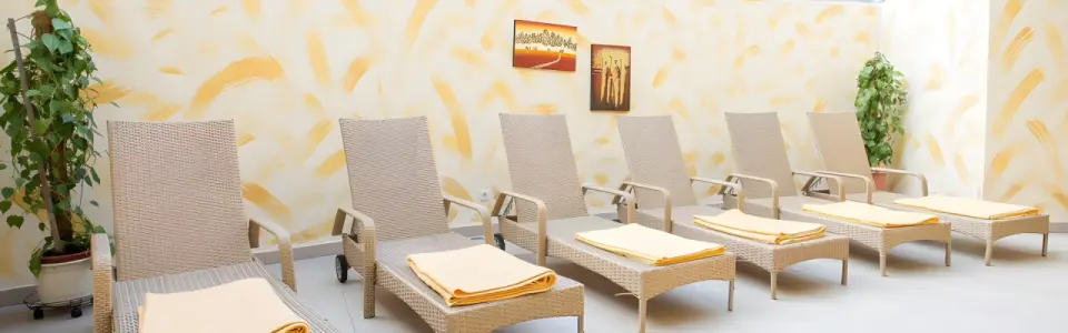 Nordseehotel Freese in Nordseeheilbad Juist – Entspannungsbereich mit Liegen im Spa | Wellnesshotel Nordsee