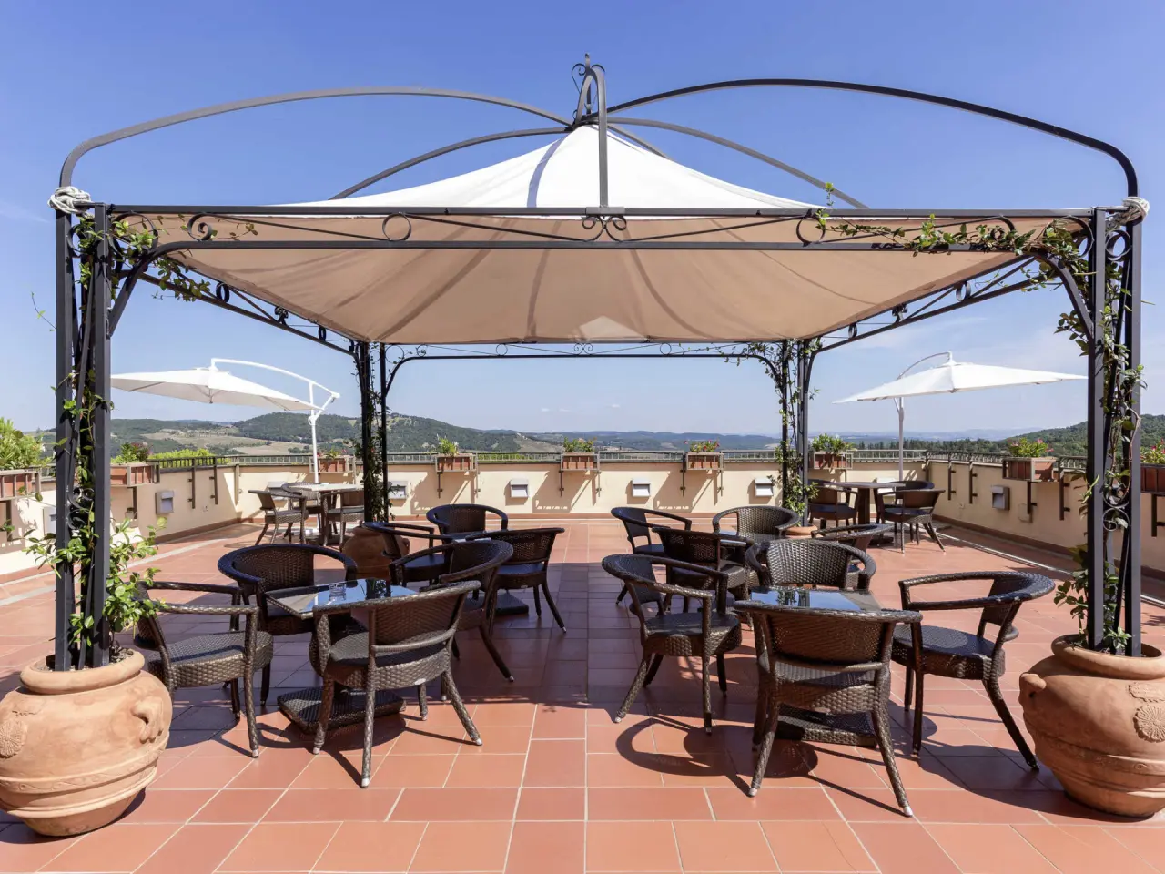 Mercure Petriolo Siena Terme Spa Hotel in Civitella Paganico – Dachterrasse mit Pergola und Panoramablick | Wellnesshotel Toskana