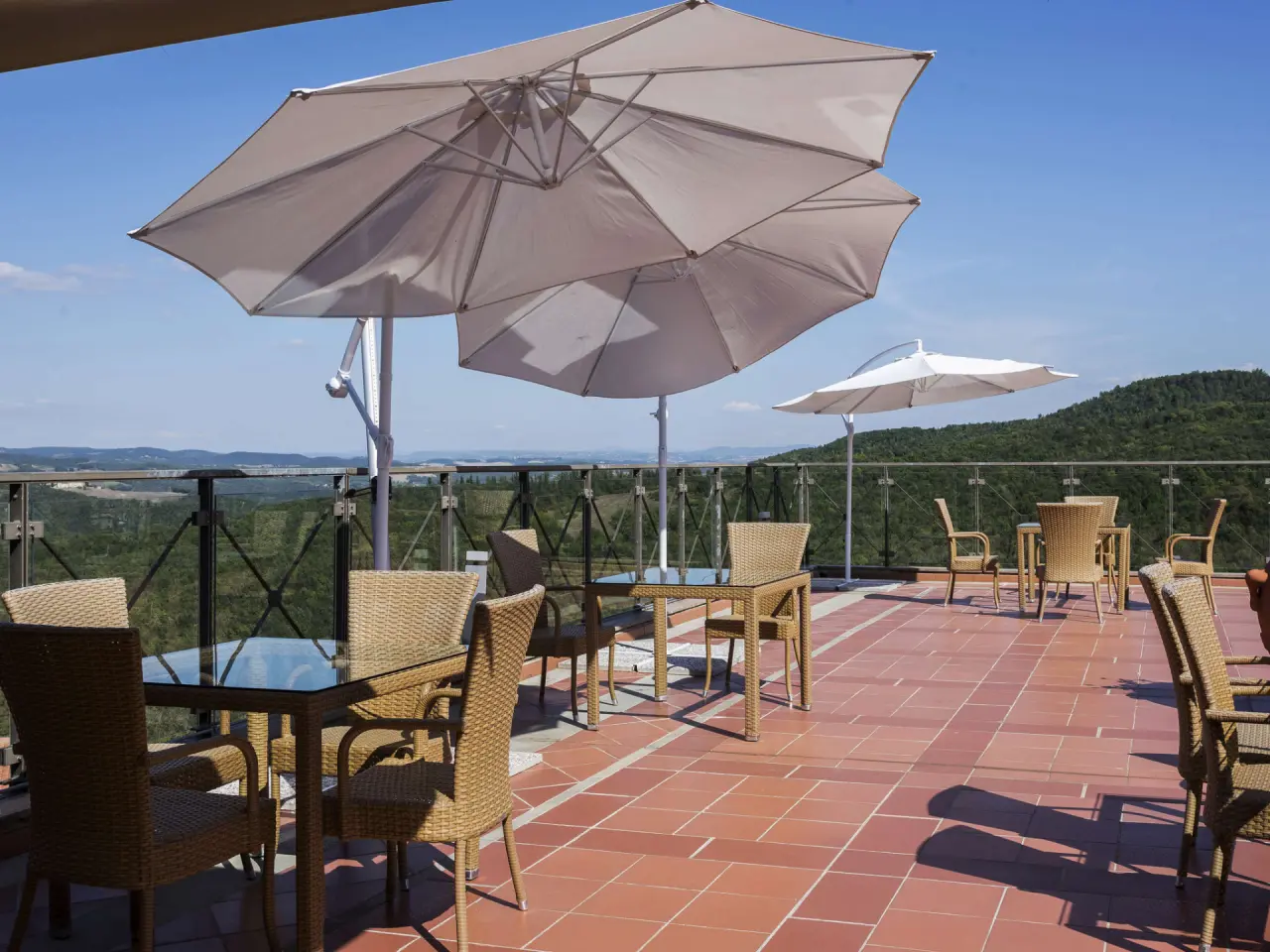 Mercure Petriolo Siena Terme Spa Hotel in Civitella Paganico – Terrasse mit Panoramablick | Wellnesshotel Toskana