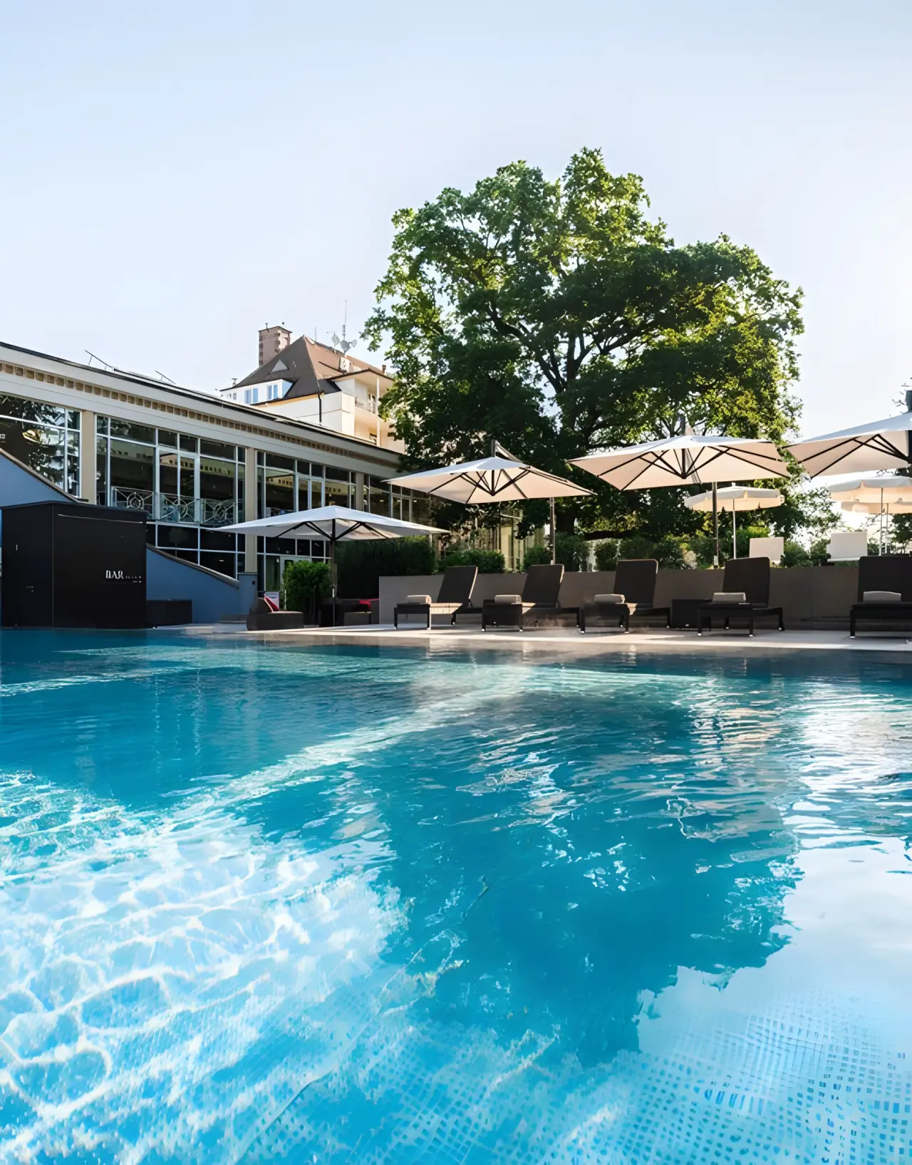 Steigenberger Sonnenhof in Bad Wörishofen – Großer Außenpool mit Hotelgebäude im Hintergrund | Wellnesshotel Allgäu