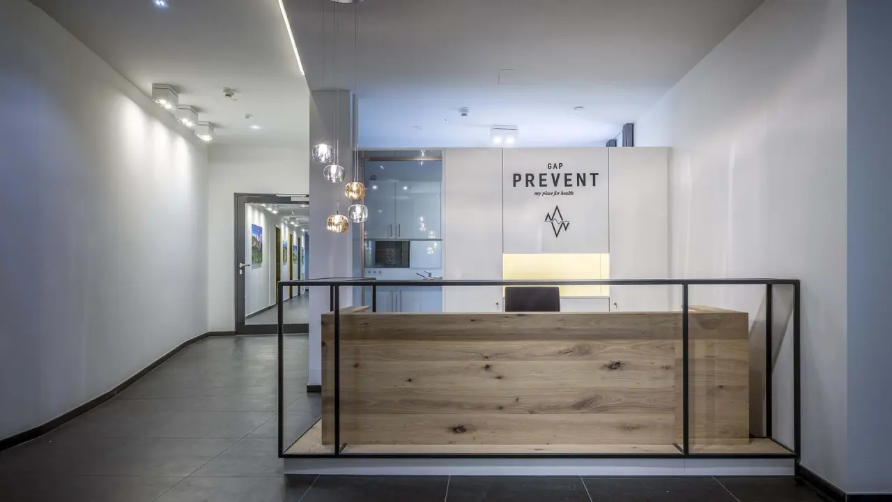 DAS GRASECK in Garmisch-Partenkirchen – Moderner Empfangsbereich GAP Prevent | Wellnesshotel Werdenfelser Land