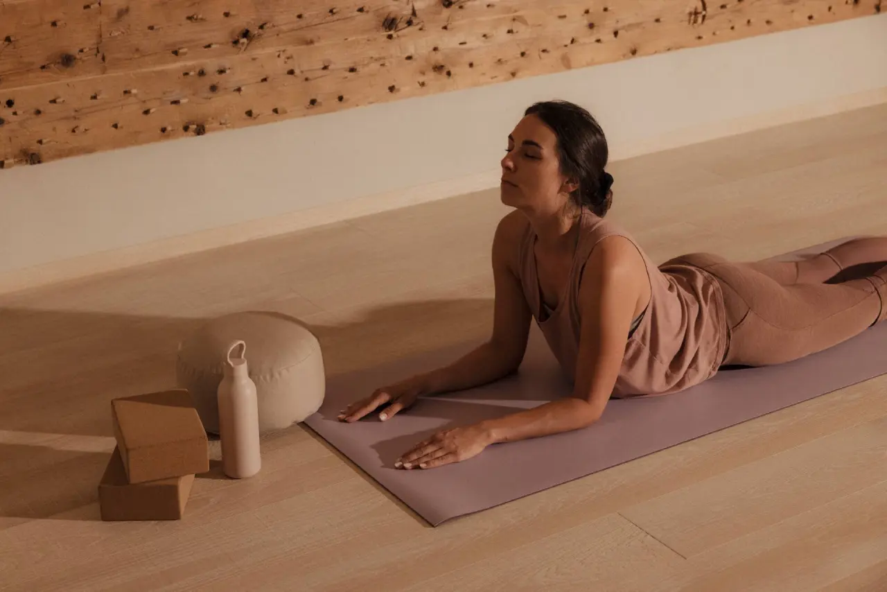 Schlossanger Alp in Pfronten – Frau praktiziert Yoga in einem ruhigen Raum | Wellnesshotel Allgäu