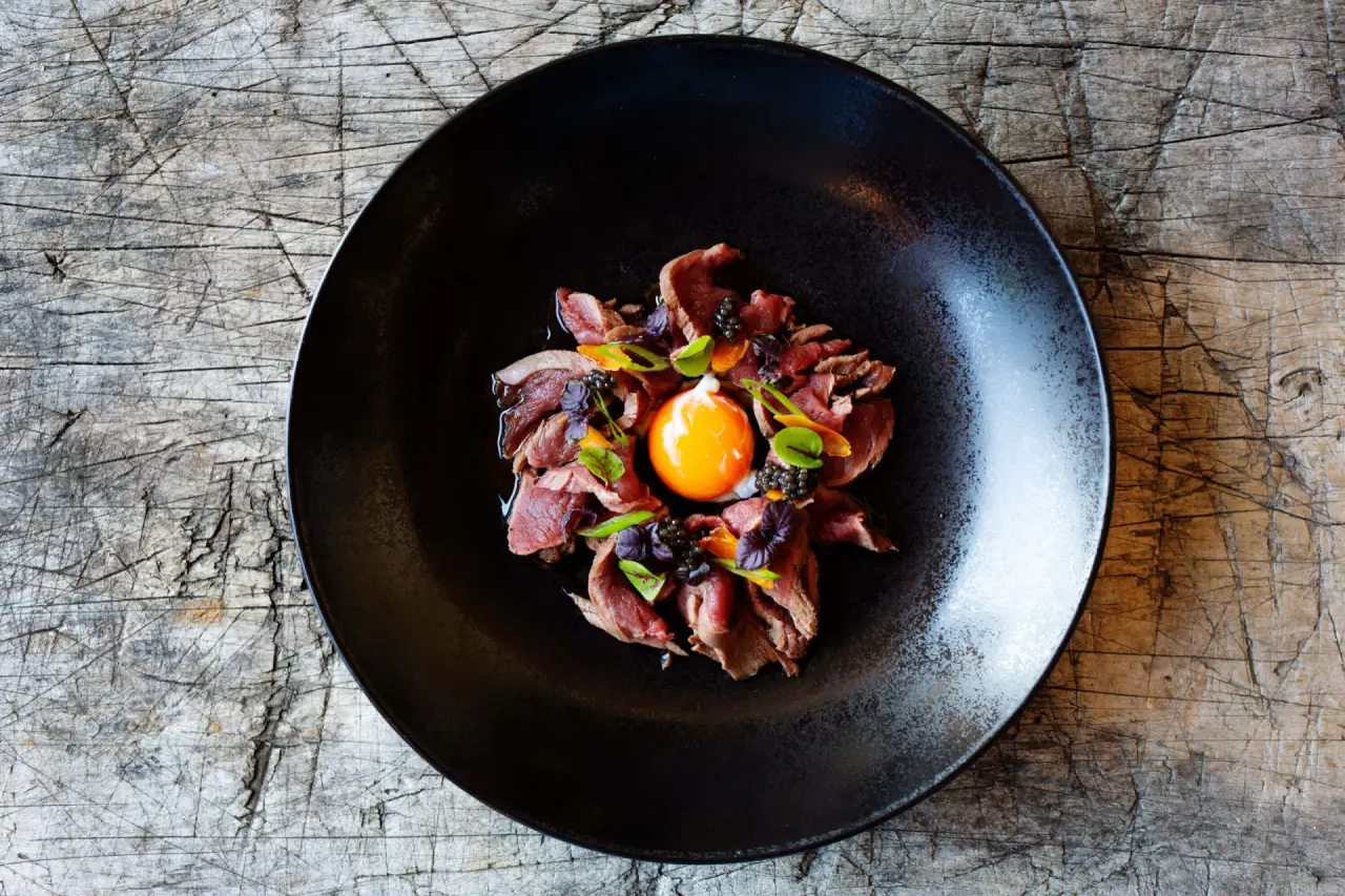 Schlossanger Alp in Pfronten – Exquisites Gourmetgericht mit Fleisch und Eigelb | Wellnesshotel Allgäu