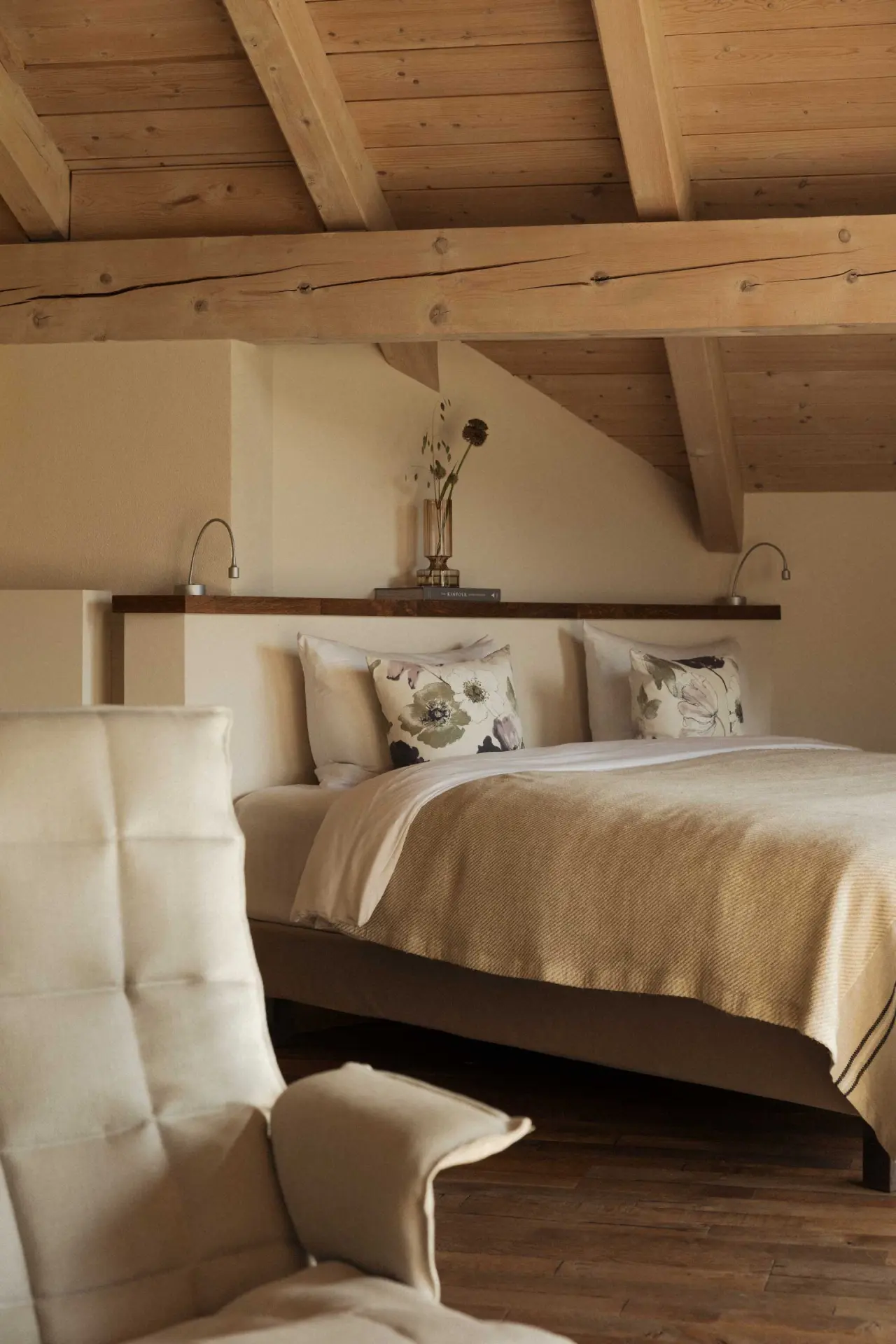 Schlossanger Alp in Pfronten – Gemütliches Hotelzimmer mit Holzbalkendecke | Wellnesshotel Allgäu