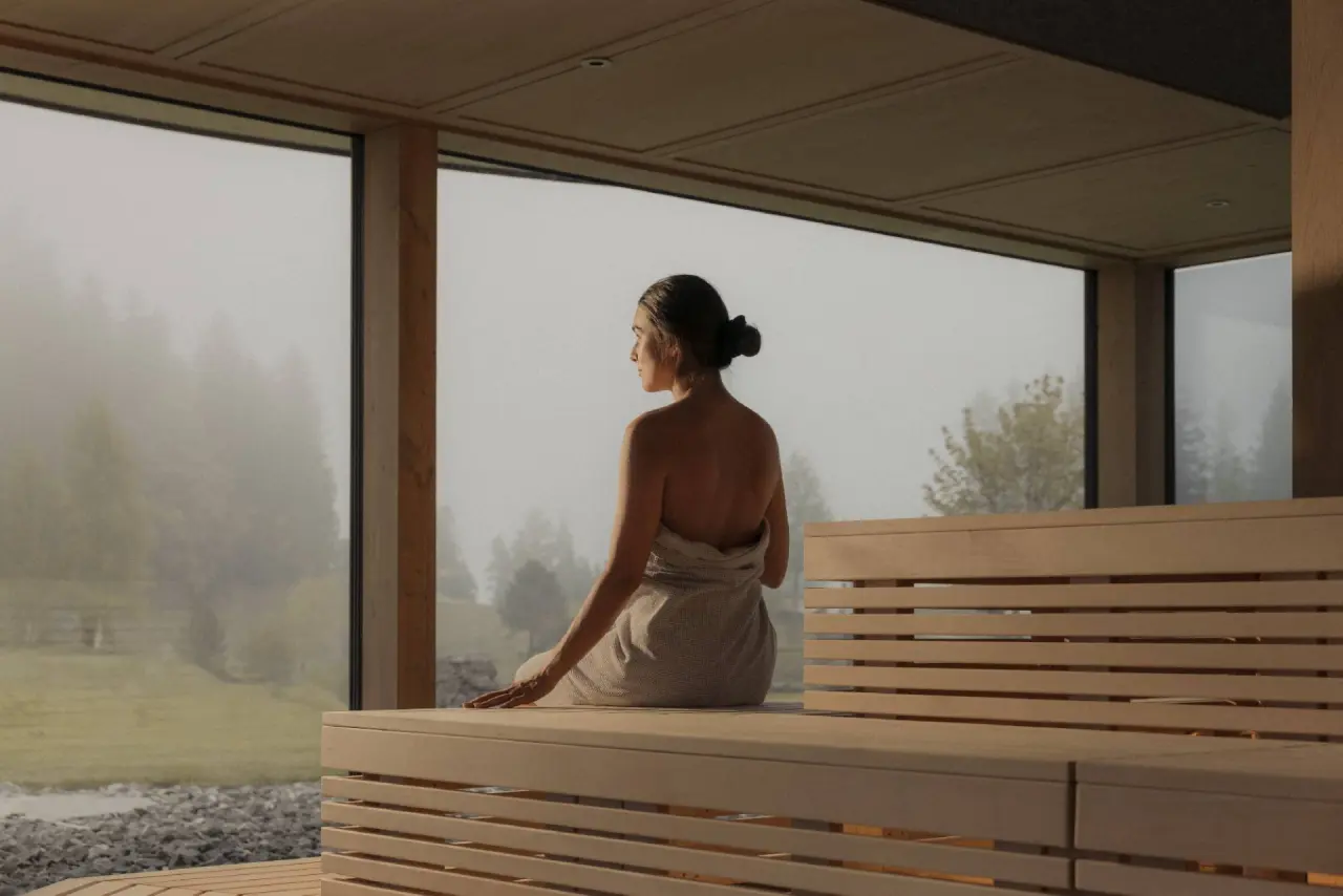 Schlossanger Alp in Pfronten – Panorama-Sauna mit Blick auf die Berglandschaft | Wellnesshotel Allgäu