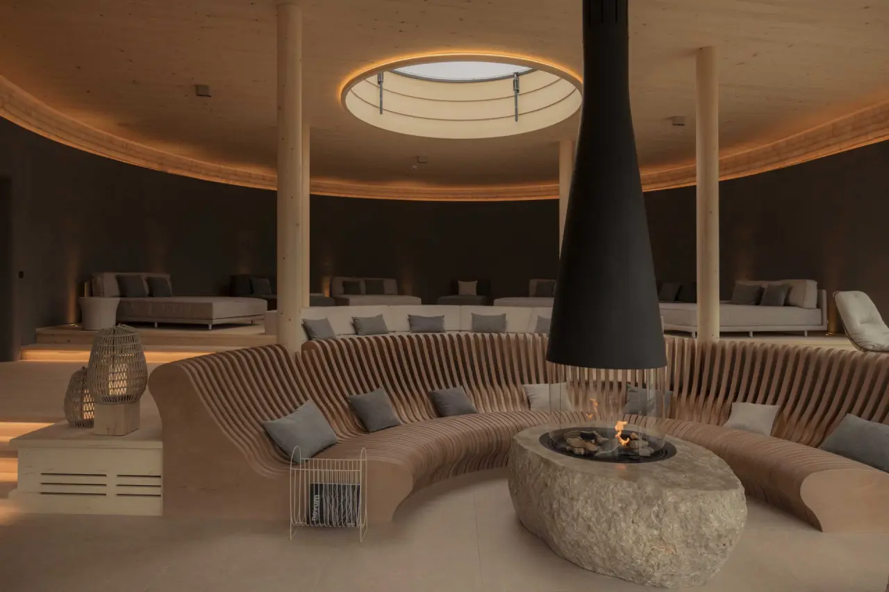 Schlossanger Alp in Pfronten – Gemütlicher Lounge-Bereich mit Kamin im Spa | Wellnesshotel Allgäu