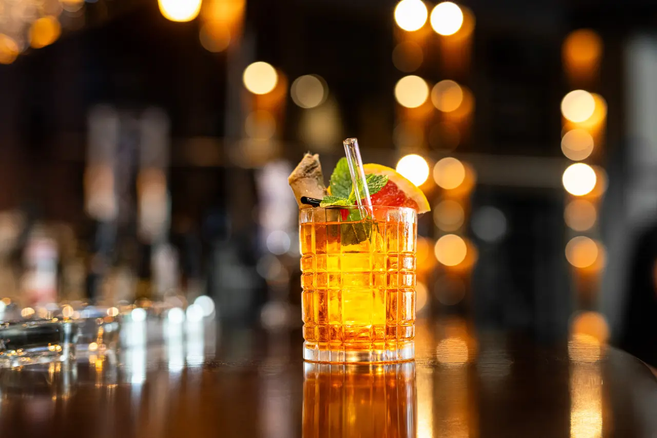 Vitalia Seehotel in Bad Segeberg – Erfrischender Cocktail an der Hotelbar mit stimmungsvoller Beleuchtung | Wellnesshotel Holsteinische Schweiz
